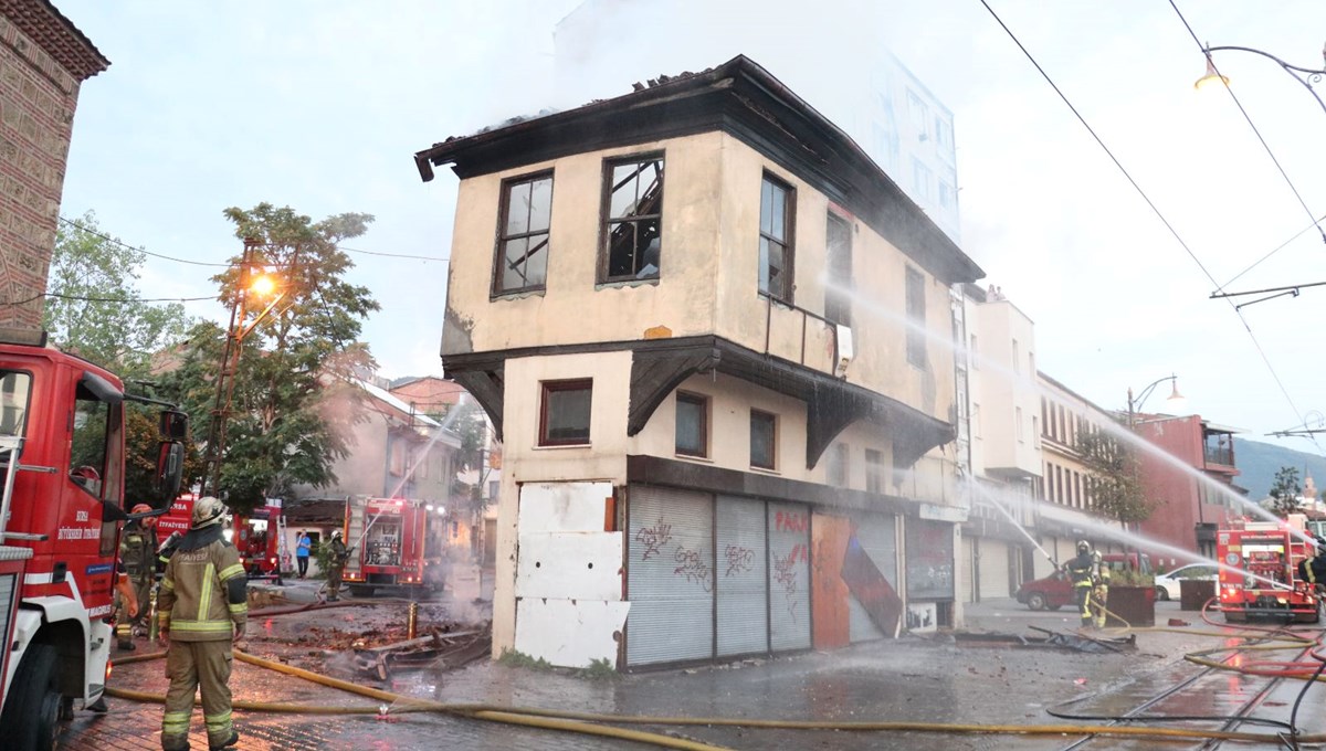 Bursa'da metruk binada çıkan yangın söndürüldü Bursa'da metruk binada çıkan yangın söndürüldü