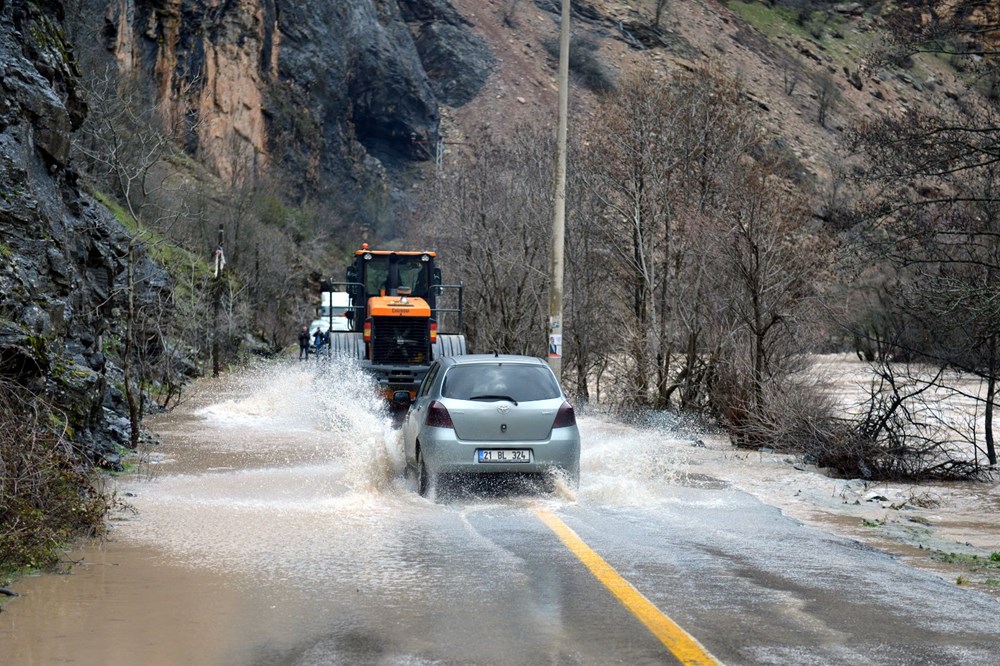 Munzur Çayı taştı, karayolunda ulaşım aksadı - 1