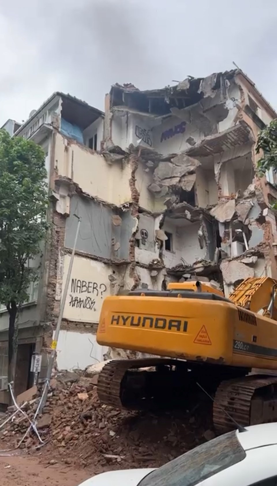 Oyuncu Tufan Gökpınar'ın evinin duvarı yıkıldı - 1