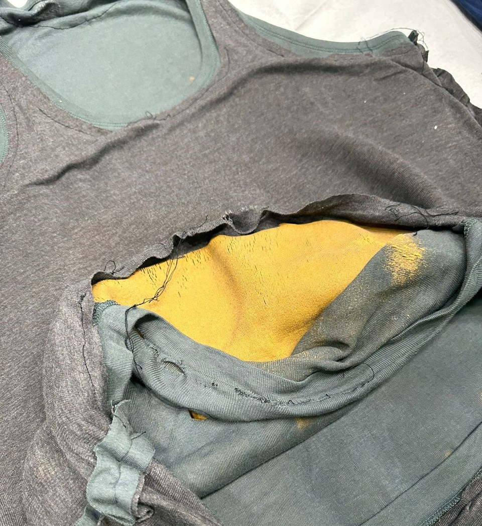 Sabiha Gökçen Havalimanı'nda yakalandı: 5 kilogram toz altını kıyafetine emdirmiş - 1