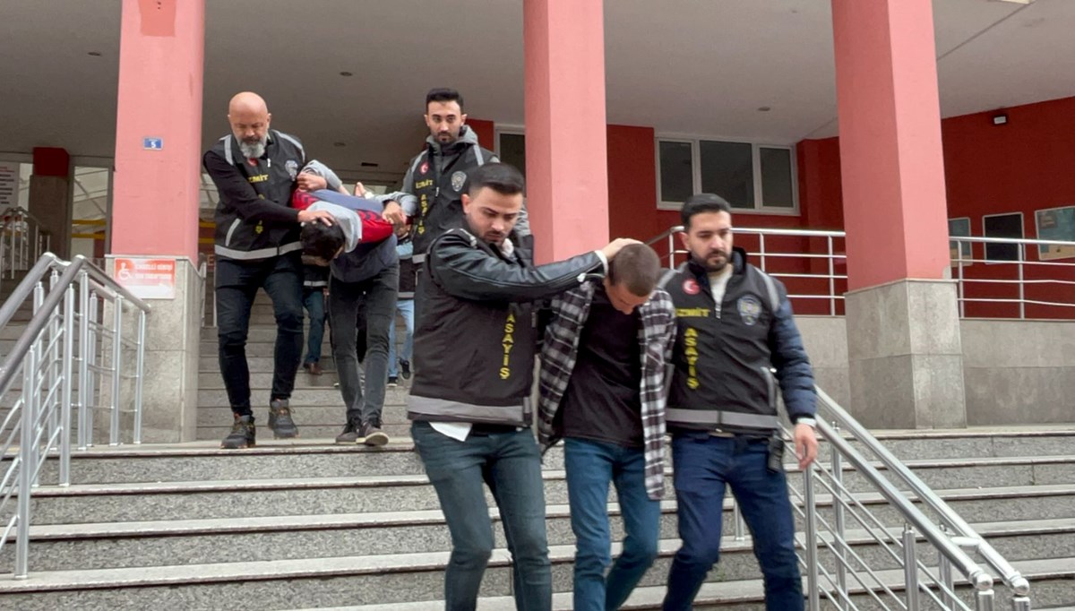Yolda yürüyenleri korkutup saldıran 4 şüpheli tutuklandı Yolda yürüyenleri korkutup saldıran 4 şüpheli tutuklandı