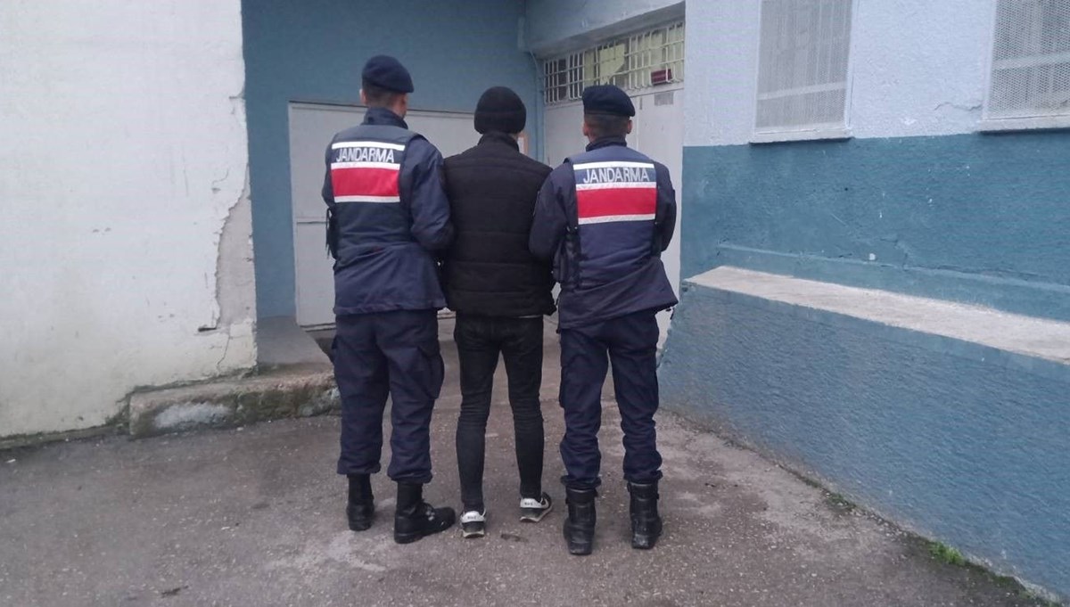 Kastamonu’da 3 ayrı suçtan araması bulunan hükümlü yakalanarak cezaevine teslim edildi Kastamonu’da 3 ayrı suçtan araması bulunan hükümlü yakalanarak cezaevine teslim edildi