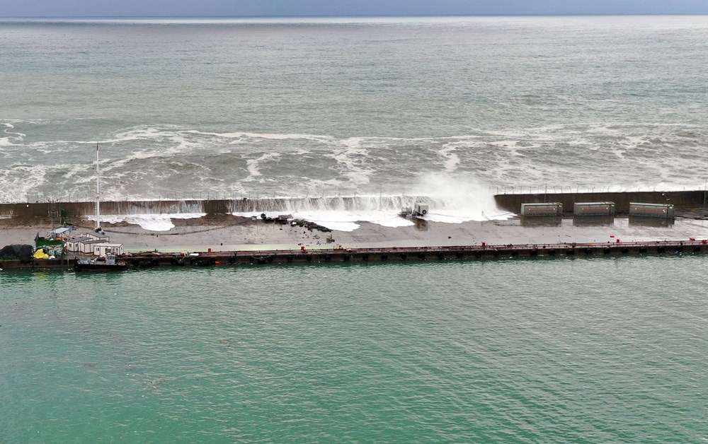 Karadeniz’de dev dalgalar | Fotoğraf çektirmek isteyen iki
genç dalgalara kapıldı - 6
