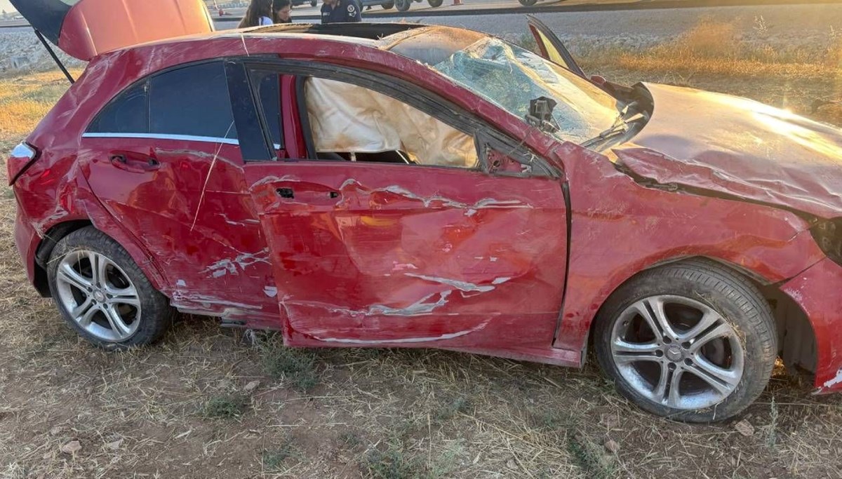 Antalya'da otomobil devrildi Antalya'da otomobil devrildi