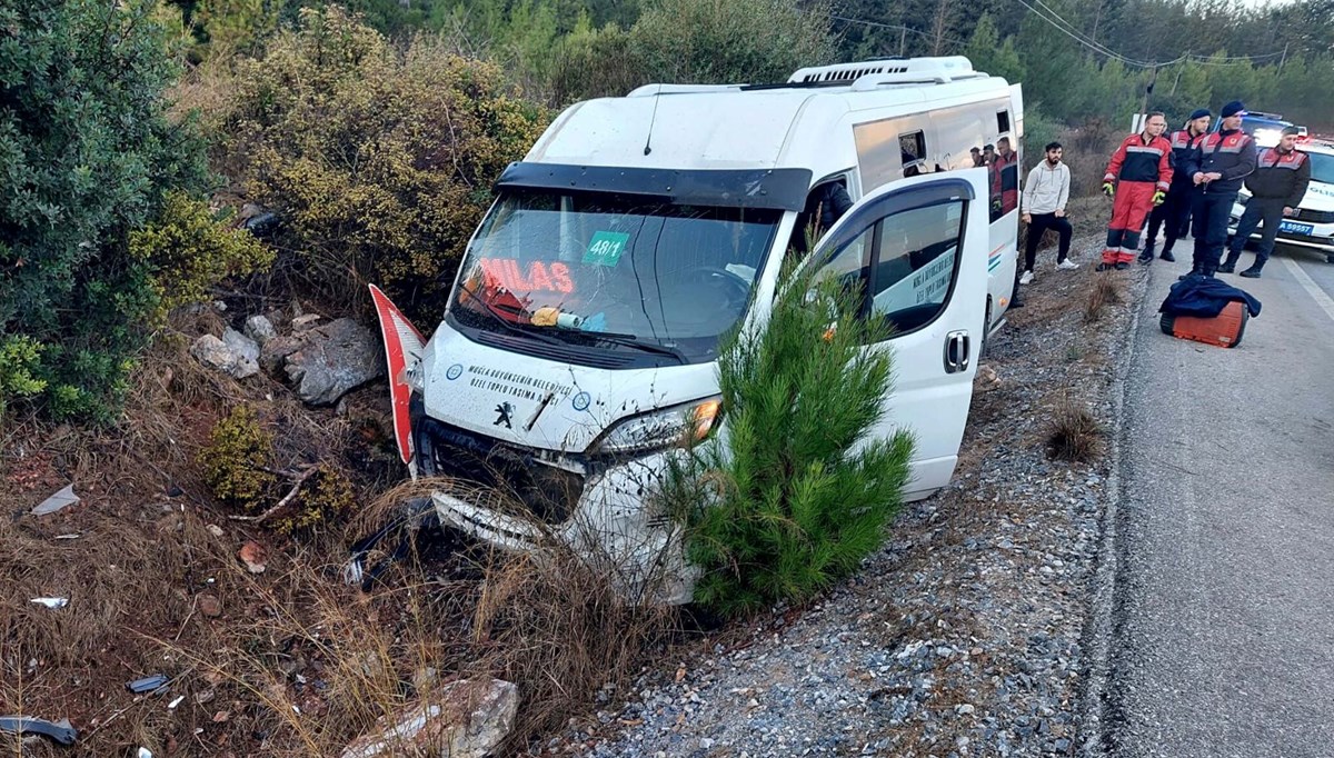 Bodrum'da yolcu minibüsü şarampole düştü: 8 yaralı Bodrum'da yolcu minibüsü şarampole düştü: 8 yaralı