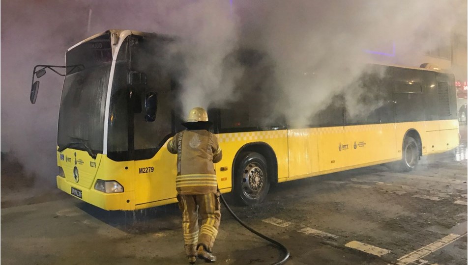 Kadikoy De Iett Otobusunde Yangin Cikti Ntv