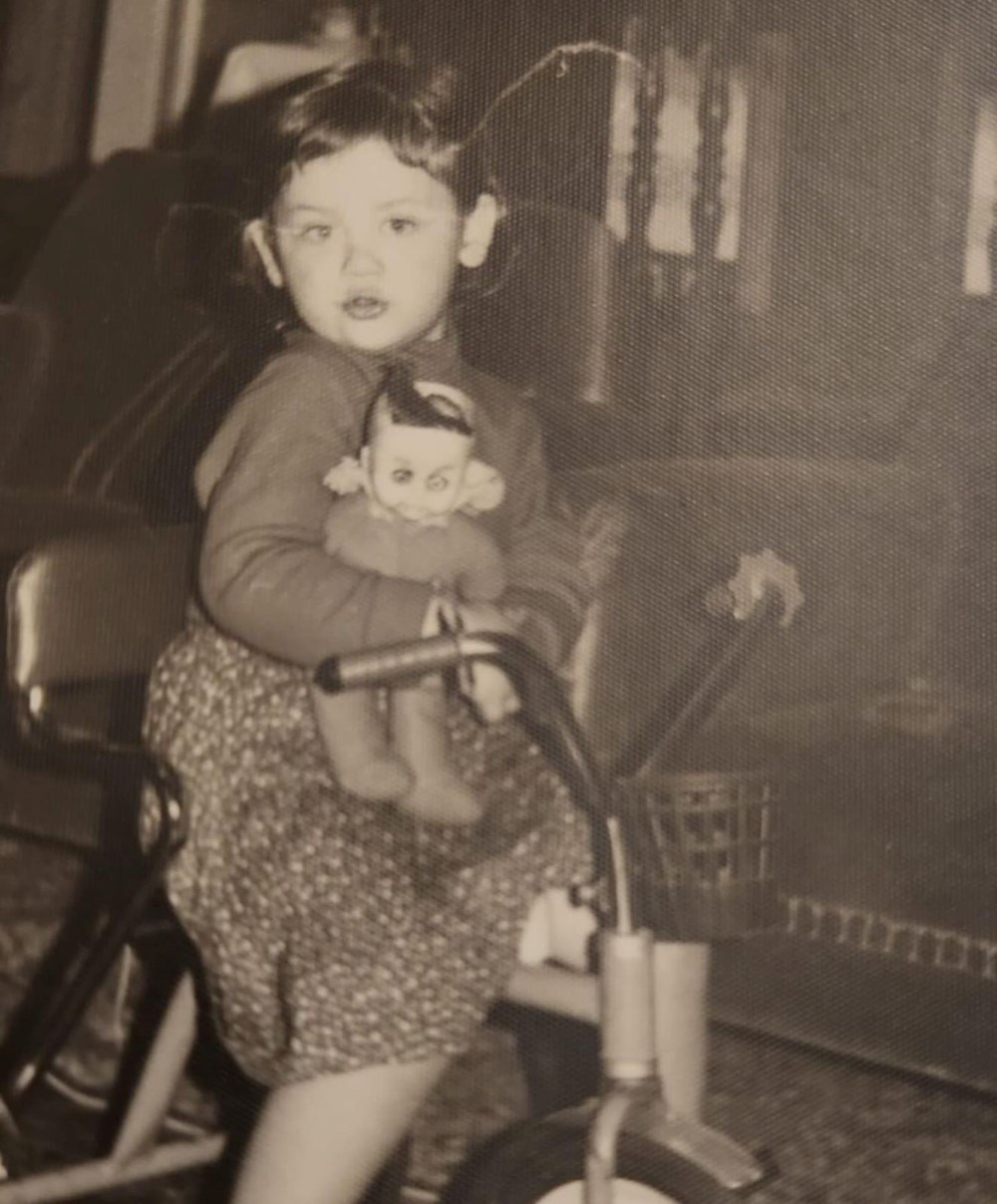 Su Burcu Yazgı Coşkun'dan nostaljik kare (Ünlülerin çocukluk ve gençlik halleri) - 141