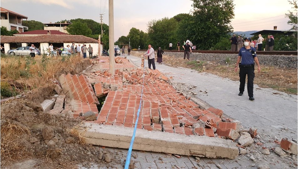 Fırtınanın yıktığı duvarın altında kalan kadın hayatını kaybetti