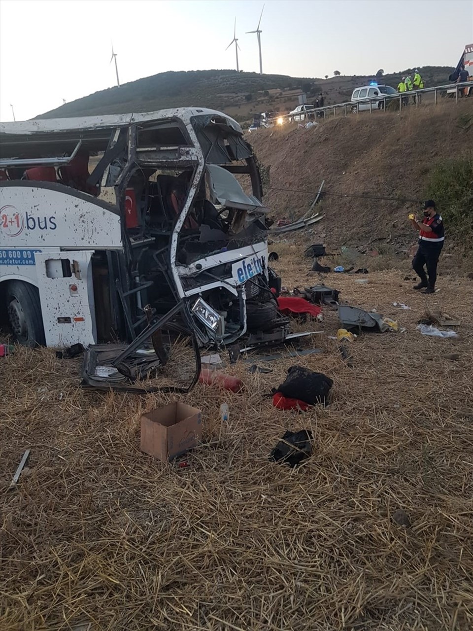 SON DAKİKA HABERİ: Balıkesir’de otobüs yoldan çıkarak takla attı: 15 kişi hayatını kaybetti - 1