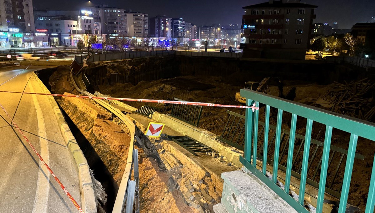 Bursa'da hafriyat çalışması sırasında göçük: Yol trafiğe kapatıldı Bursa'da hafriyat çalışması sırasında göçük: Yol trafiğe kapatıldı