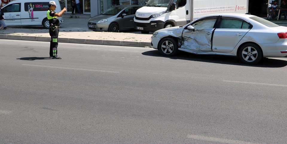 Niğde'de ambulans ile otomobil çarpıştı: 4 yaralı - 1