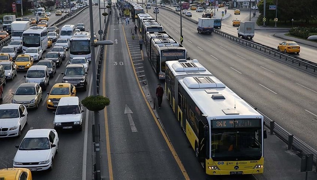 Bahçelievler'de seyir halindeki metrobüste yangın