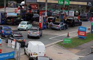 İngiltere'de yakıt krizi giderek büyüyor