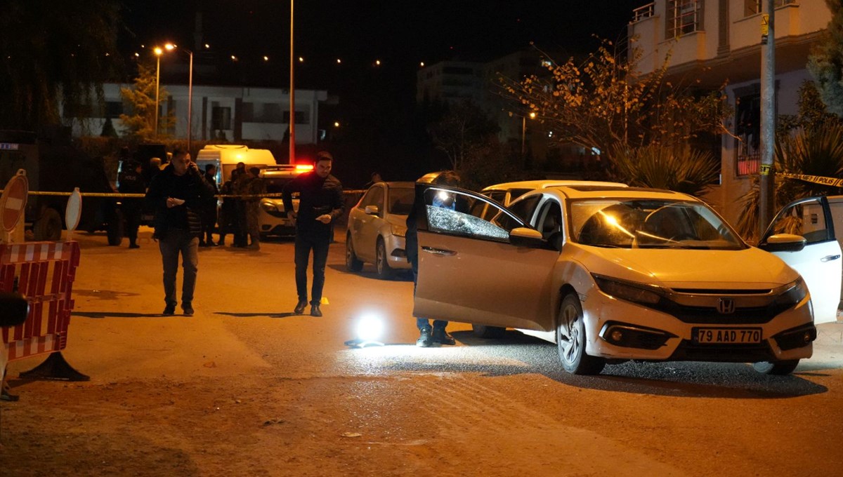 Kilis’te park halindeki araca kurşun yağdırdılar:1 ölü, 1 ağır yaralı