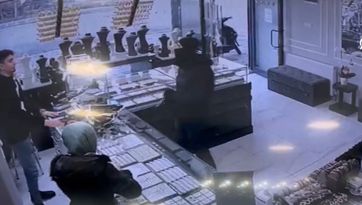 Kuyumcudan bilezik çalan maskeli gaspçı kamerada Kuyumcudan bilezik çalan maskeli gaspçı kamerada