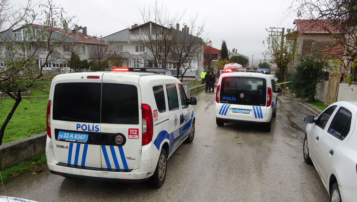 Köpeğe taş atan arkadaşlarına silahla ateş ettiler: 1 ölü, 1 yaralı Köpeğe taş atan arkadaşlarına silahla ateş ettiler: 1 ölü, 1 yaralı