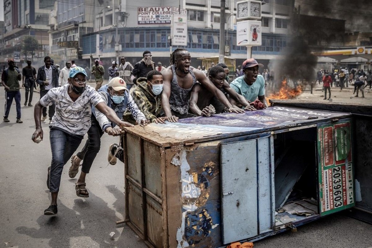 Kenya’da protestolar devam ediyor: Göstericiler araçları ateşe verdi