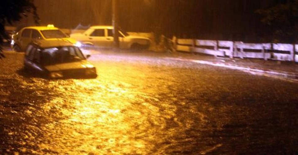Zonguldak'ta şiddetli yağış, araçlar mahsur kaldı - 1
