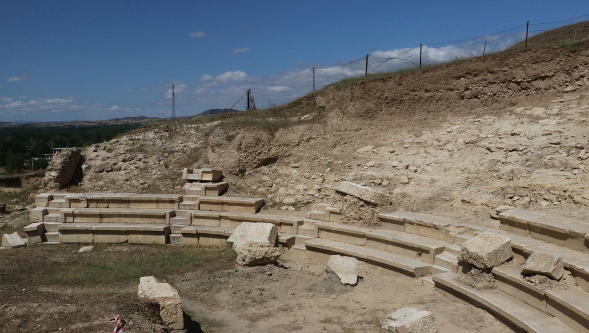 Pompeiopolis Antik Kenti'ndeki Roma tiyatrosu gün yüzüne çıkarıldı Pompeiopolis Antik Kenti'ndeki Roma tiyatrosu gün yüzüne çıkarıldı
