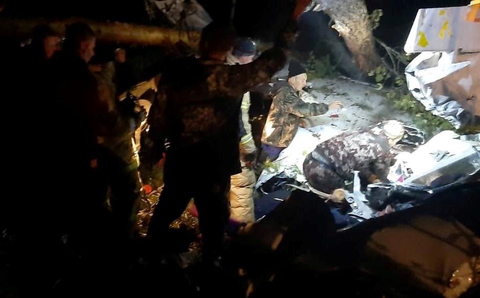 Rusya'da 16 kişiyi taşıyan uçak sert iniş yaptı - 1