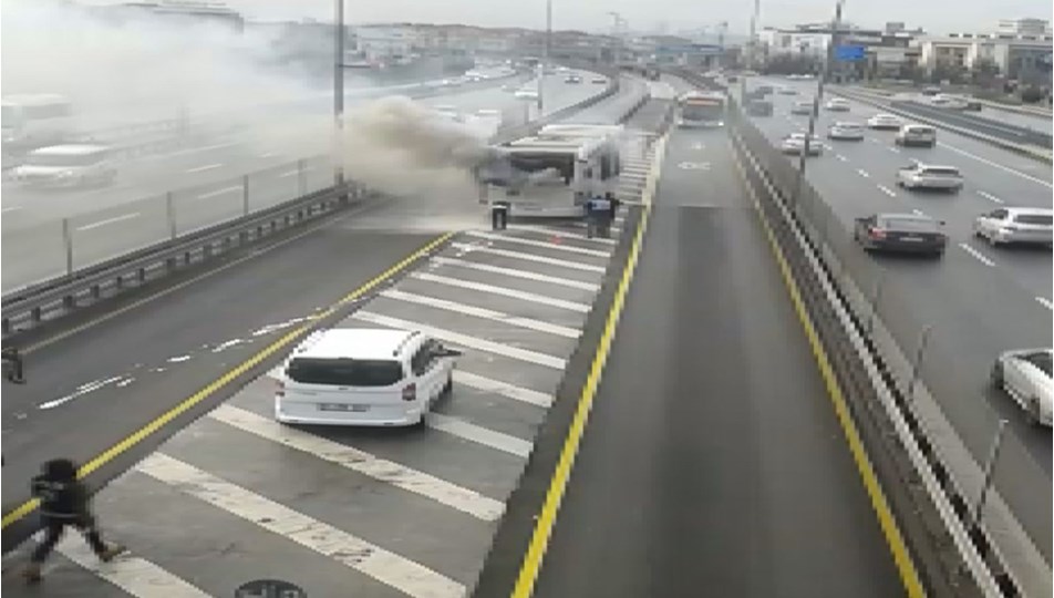 Metrobüsün motor kısmı yandı
