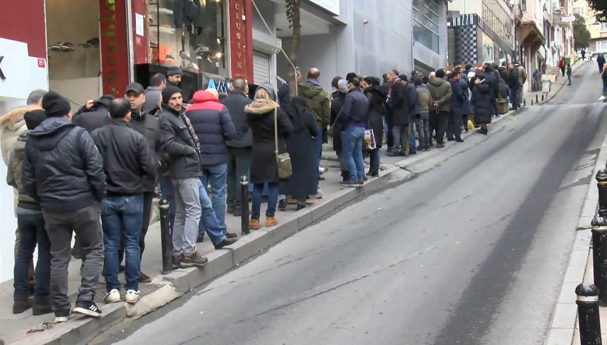 SGK binalarında EYT yoğunluğu SGK binalarında EYT yoğunluğu