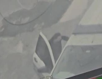 Oto hırsızlık suçundan kaydı olan şüphelinin ekip otosunun kapısını açarak polislere bıçakla saldırması güvenlik kamerasıyla kaydedildi.