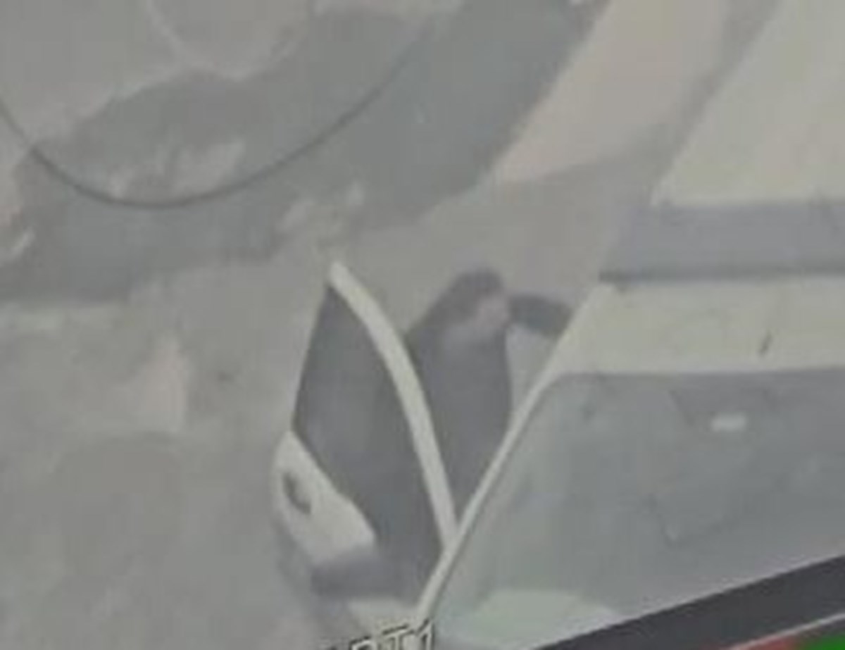 Oto hırsızlık suçundan kaydı olan şüphelinin ekip otosunun kapısını açarak polislere bıçakla saldırması güvenlik kamerasıyla kaydedildi. Oto hırsızlık suçundan kaydı olan şüphelinin ekip otosunun kapısını açarak polislere bıçakla saldırması güvenlik kamerasıyla kaydedildi.