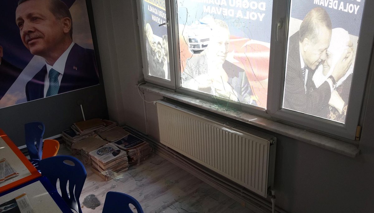 Çanakkale’de AK Parti bürosuna taşlı saldırı Çanakkale’de AK Parti bürosuna taşlı saldırı