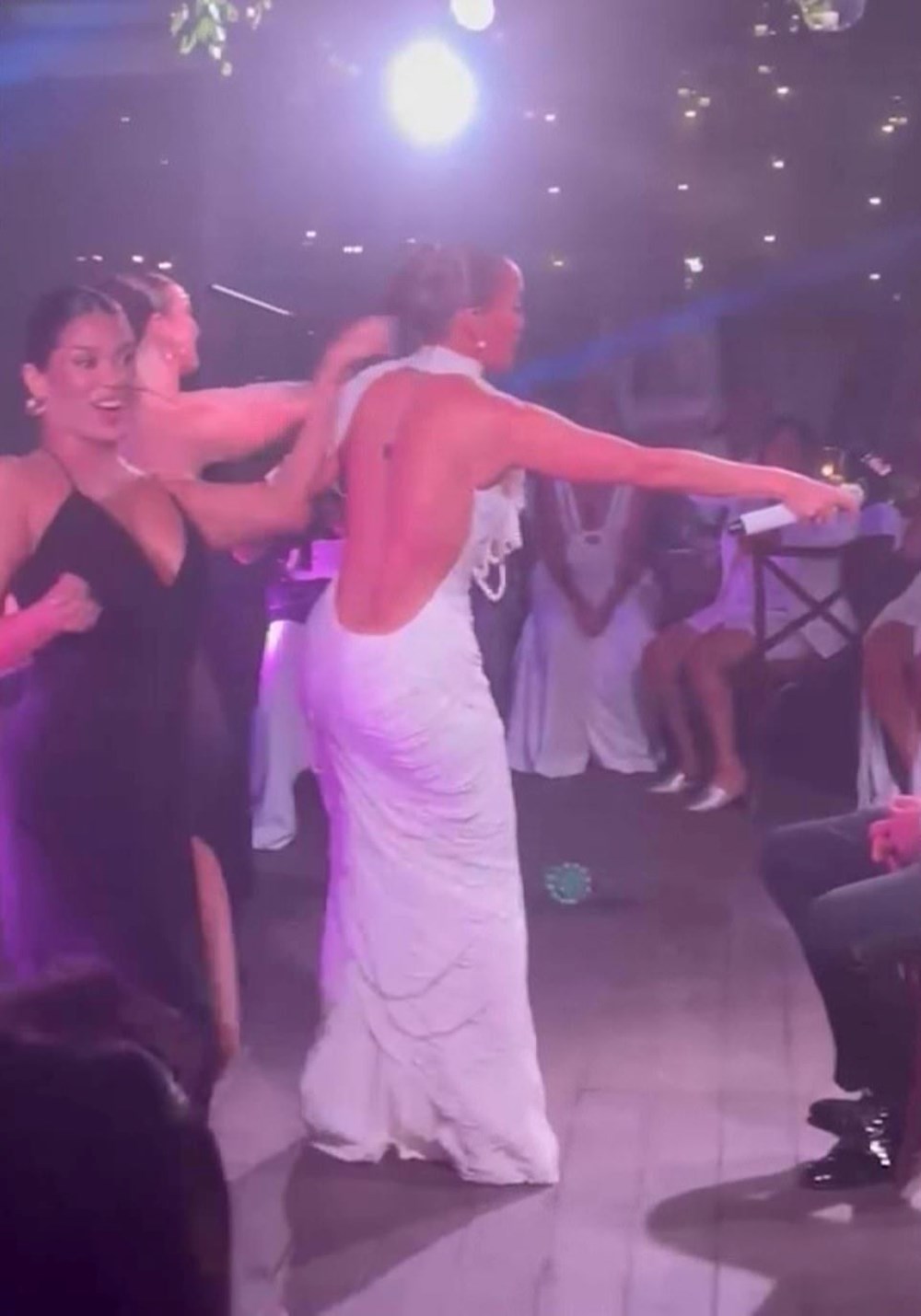 Jennifer Lopez i jep serenat Ben Affleck-ut në dasmë