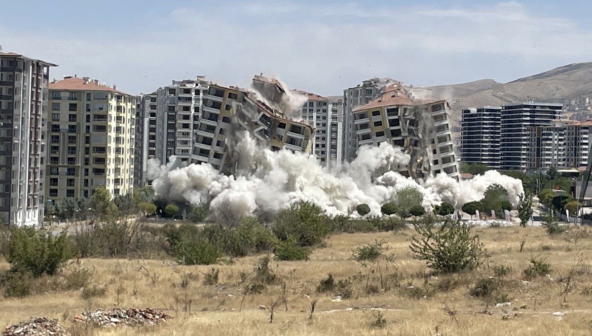 Malatya'da ağır hasarlı 2 bina patlayıcıyla yıkıldı