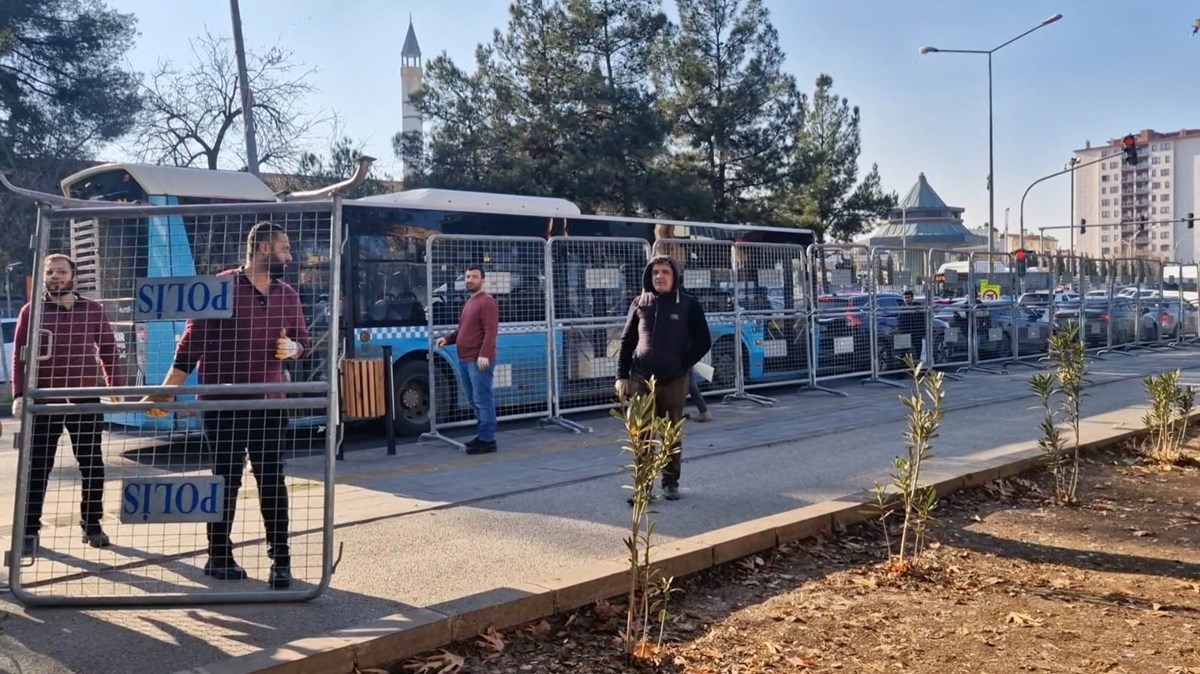 Diyarbakır Adliyesi önünde geniş güvenlik önlemleri alındı Diyarbakır Adliyesi önünde geniş güvenlik önlemleri alındı