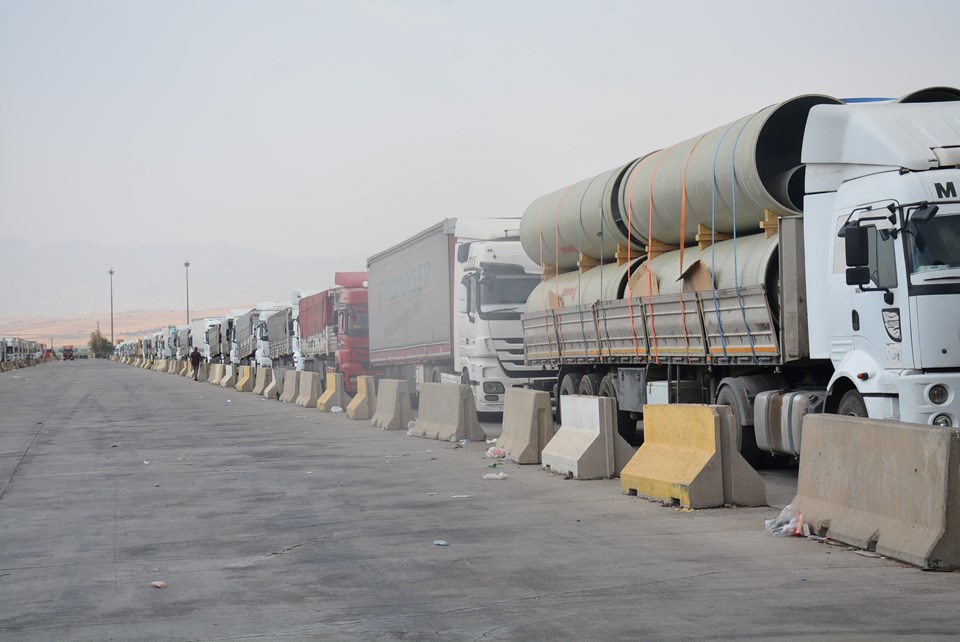 Sıcaklık 49 derece: Sınırda bekleyen TIR şoförlerinin zorlu anları - 1