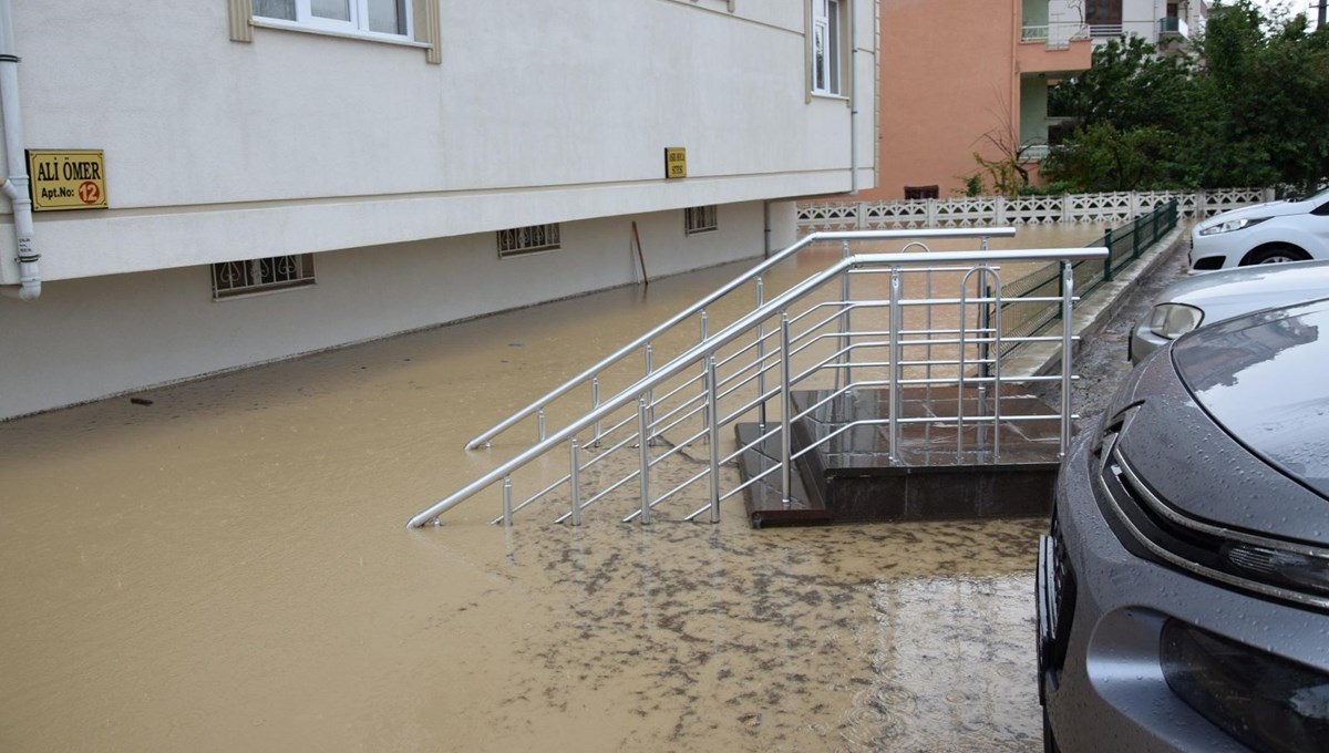 Konya'da 5 katlı apartmanın zeminini su bastı