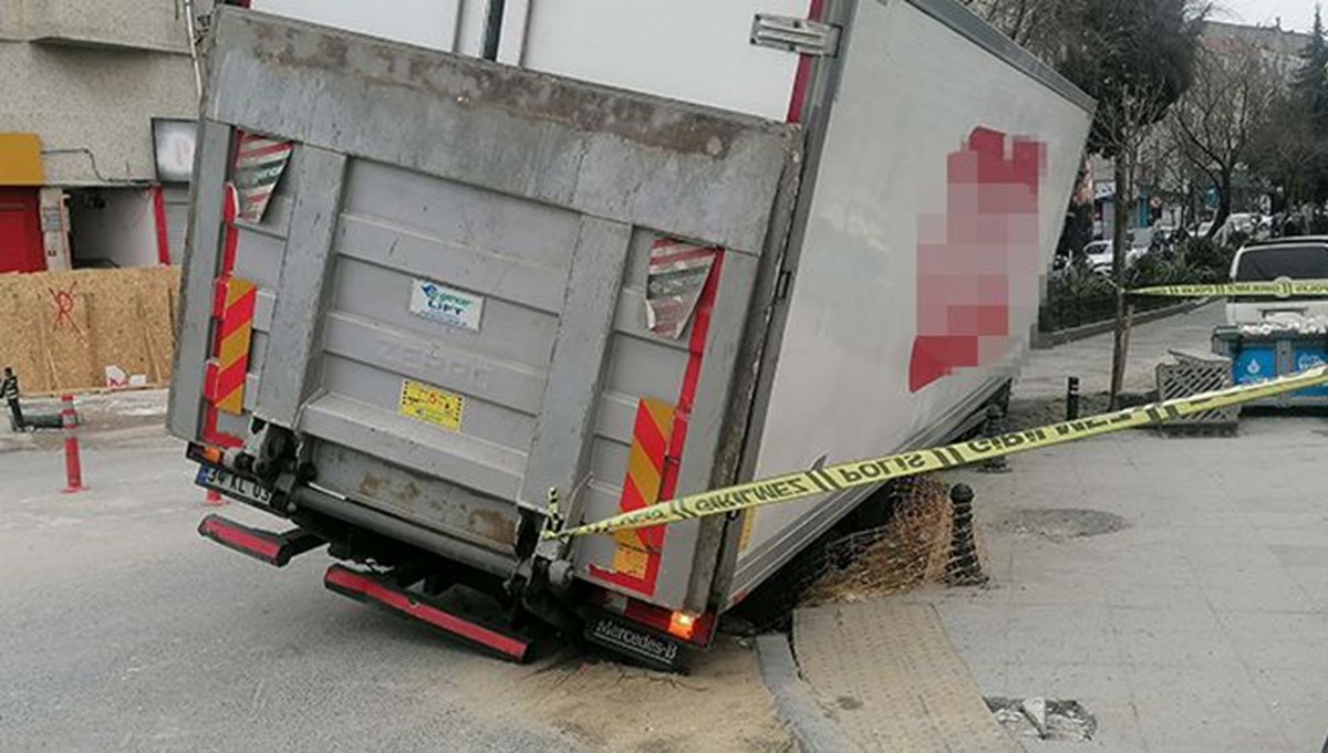 Silivri’de kamyon kapatılmayan çukura düştü