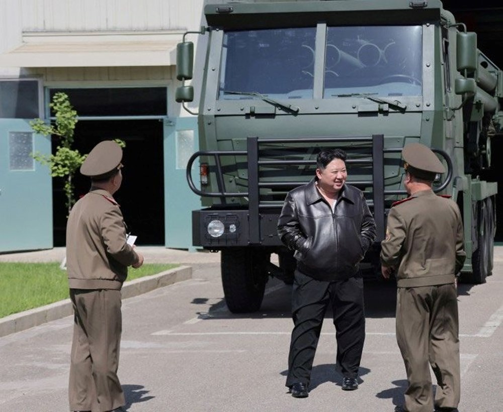Kim Jong-Un silah fabrikalarını denetledi: Deneme atışında hedefi 12'den vurdu - 5