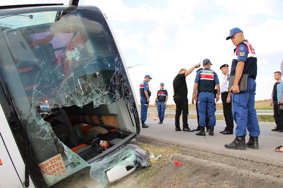 Amasya'da yolcu otobüsü devrildi: 1 ölü, 14 yaralı - 1