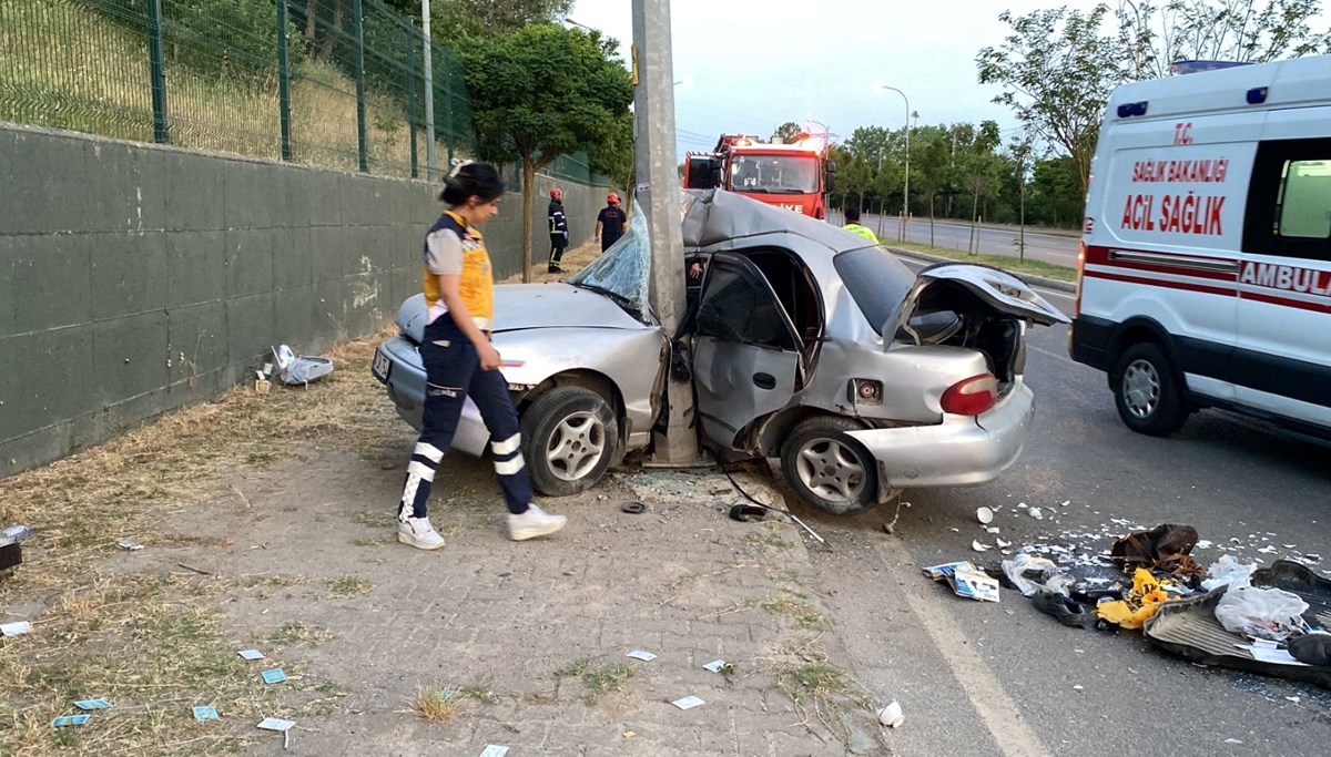 Aydınlatma direğine çarpan otomobil ikiye katlandı: 1 ölü, 1 yaralı