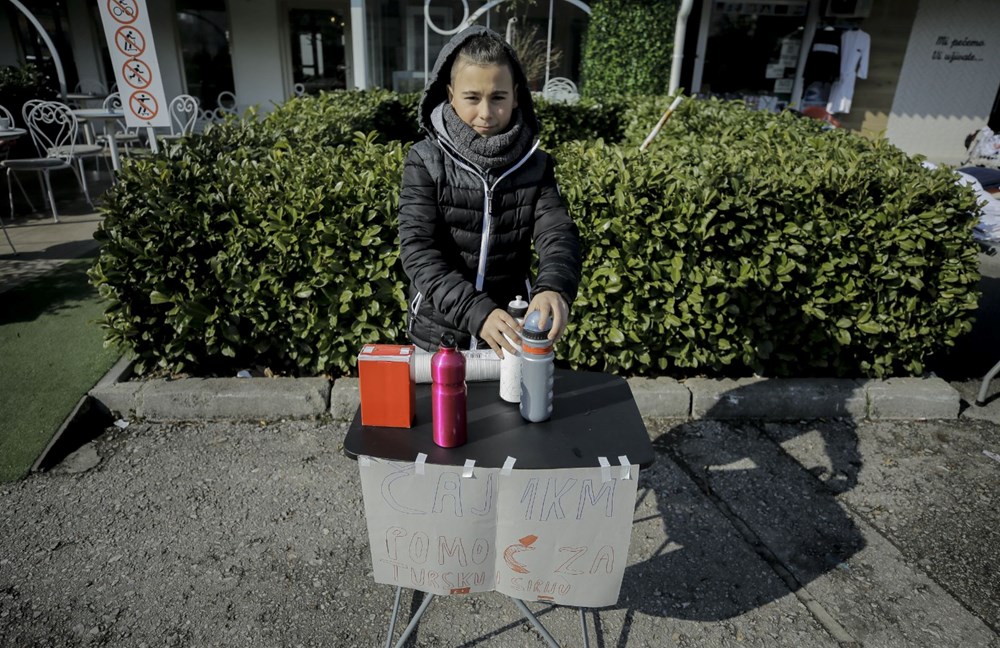 Dünyadan depzemzedelere duygulandıran destekler: 12 yaşındaki çocuk çay satarak para topluyor - 3