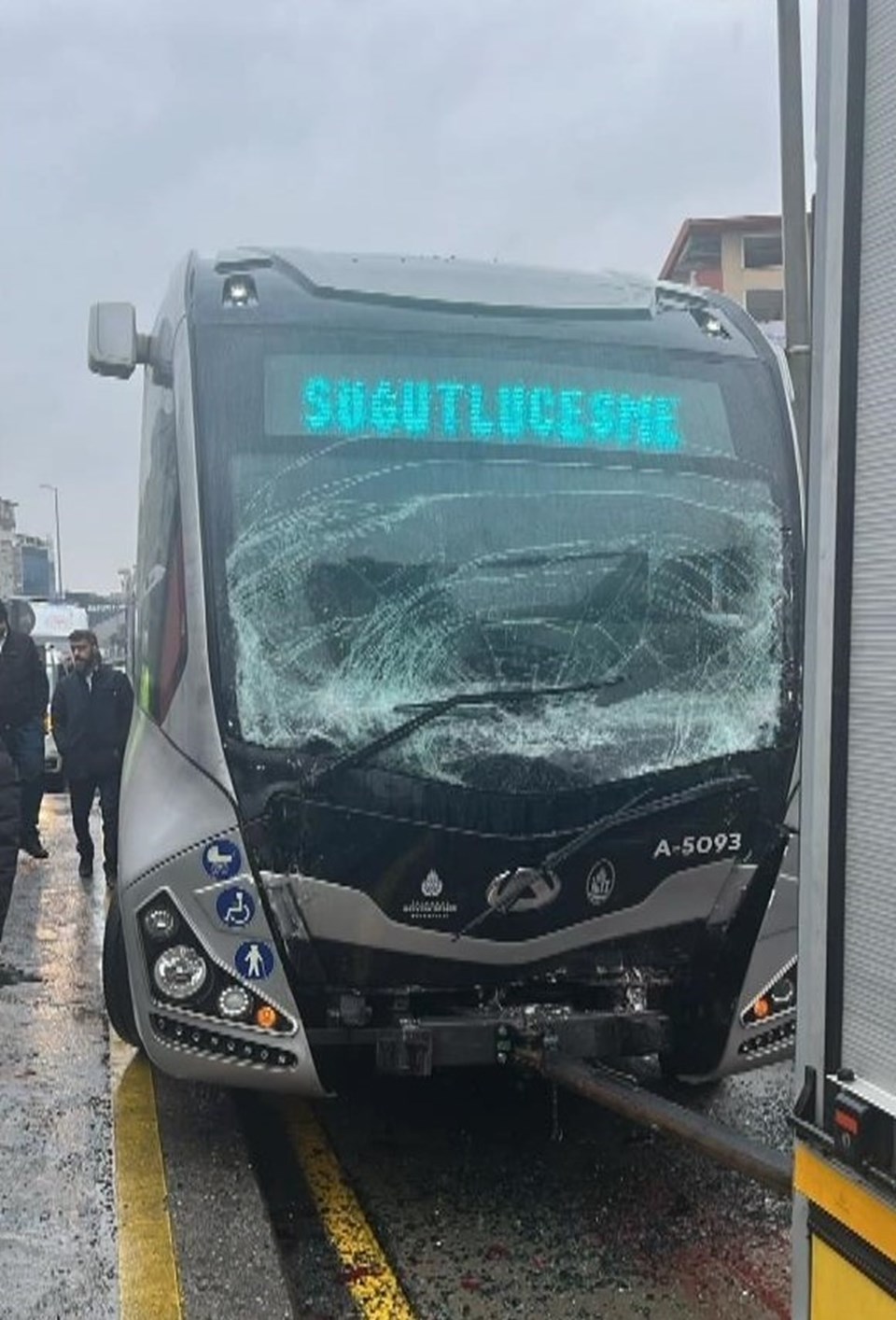 İstanbul'da iki metrobüs çarpıştı: Yaralılar var - 1