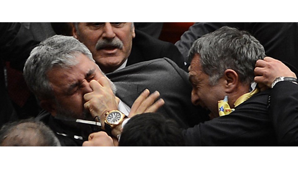 Meclis'te hastanelik eden kavga
