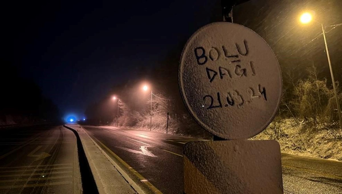 Bolu Dağı geçişinde hafif kar yağışı