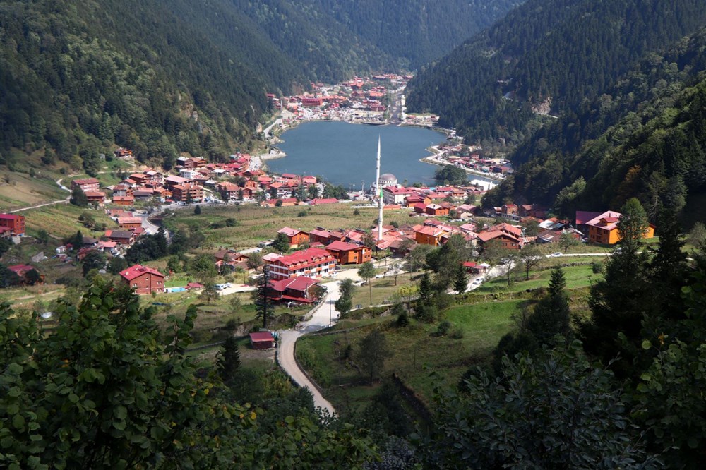 Uzungöl yerli turiste kaldı! Önceki sezonlar mumla aranıyor - 1