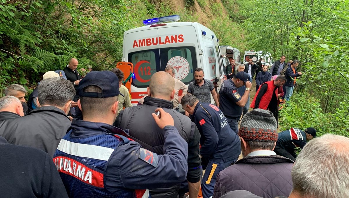 Rize'de feci kaza | Otomobil uçuruma yuvarlandı: 1 ölü, 4 yaralı Rize'de feci kaza | Otomobil uçuruma yuvarlandı: 1 ölü, 4 yaralı