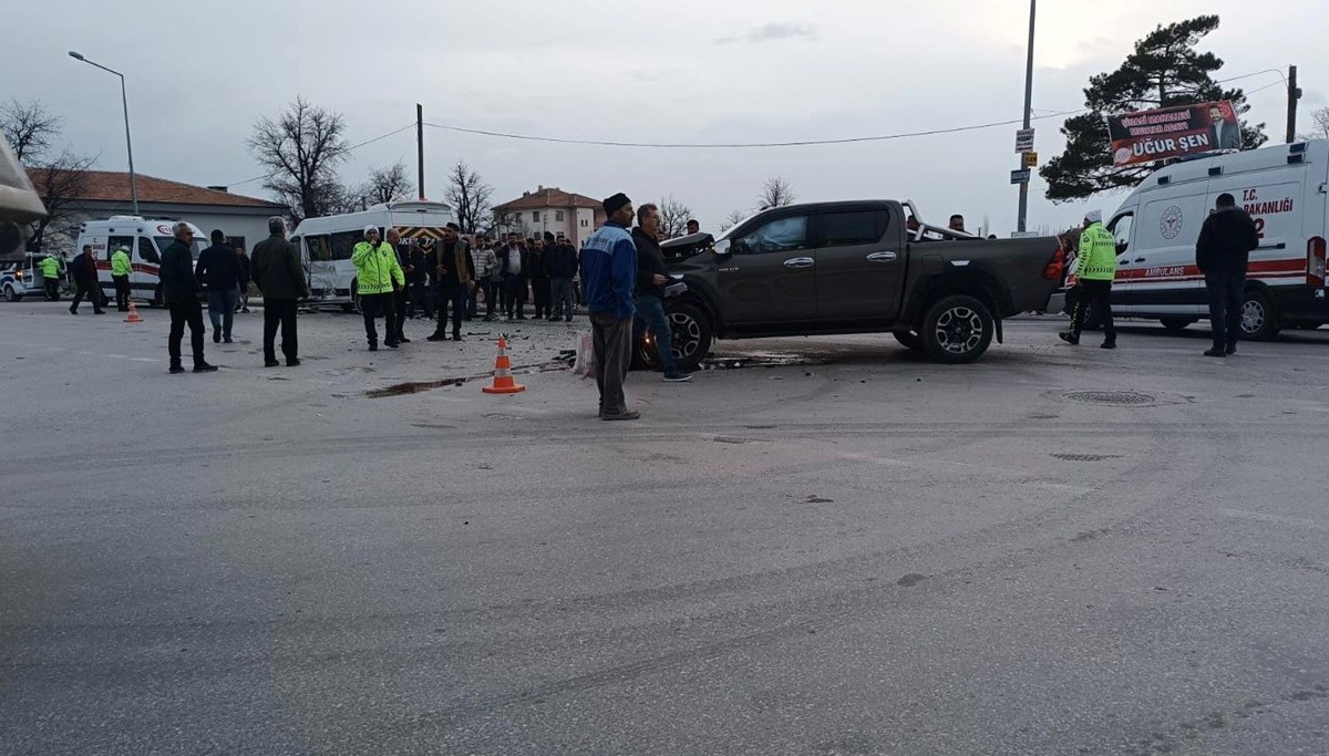 Konya’da öğrenci servisi ile kamyonet çarpıştı: 11 yaralı