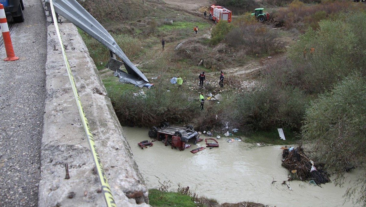 Gediz Nehri'ne uçan araçta 3 kişi hayatını kaybetti Gediz Nehri'ne uçan araçta 3 kişi hayatını kaybetti