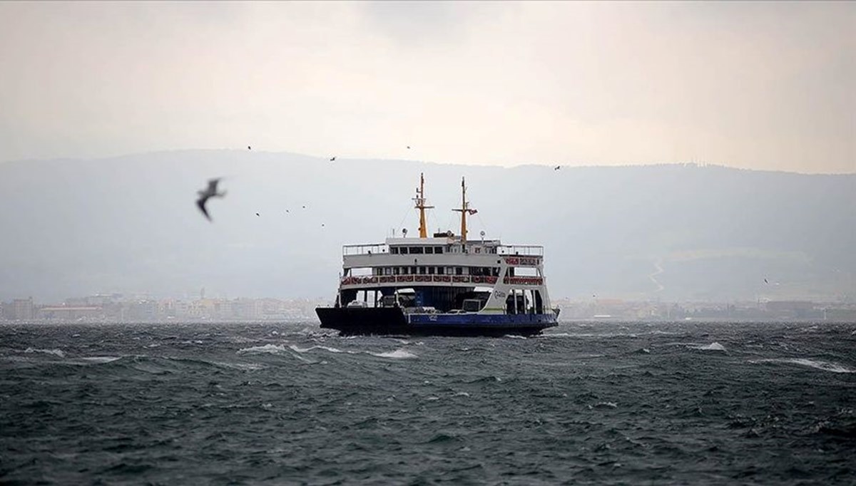 Güney Marmara'da feribot seferlerine fırtına engeli Güney Marmara'da feribot seferlerine fırtına engeli