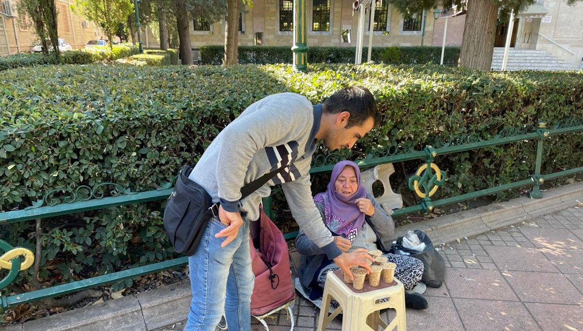 Kuşlara olan sevgisini gelir kaynağına dönüştürdü Kuşlara olan sevgisini gelir kaynağına dönüştürdü