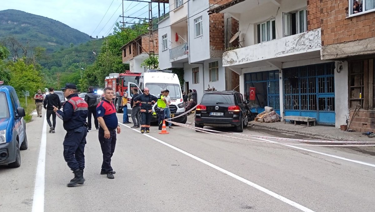 Kontrolden çıkan cip vatandaşlara çarptı