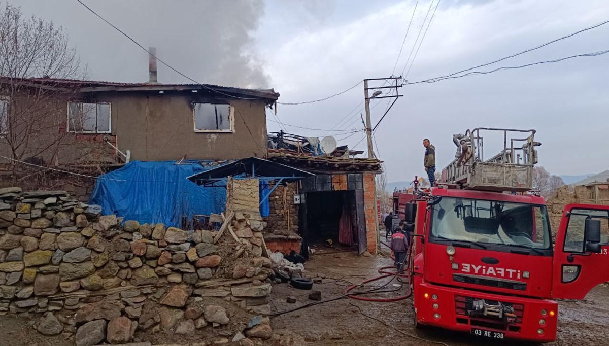 Afyonkarahisar'da iki katlı ahşap evde yangın Afyonkarahisar'da iki katlı ahşap evde yangın